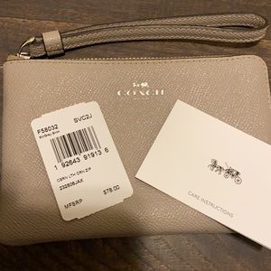Coach Corner Zip Wristlet SV/Gray Birch